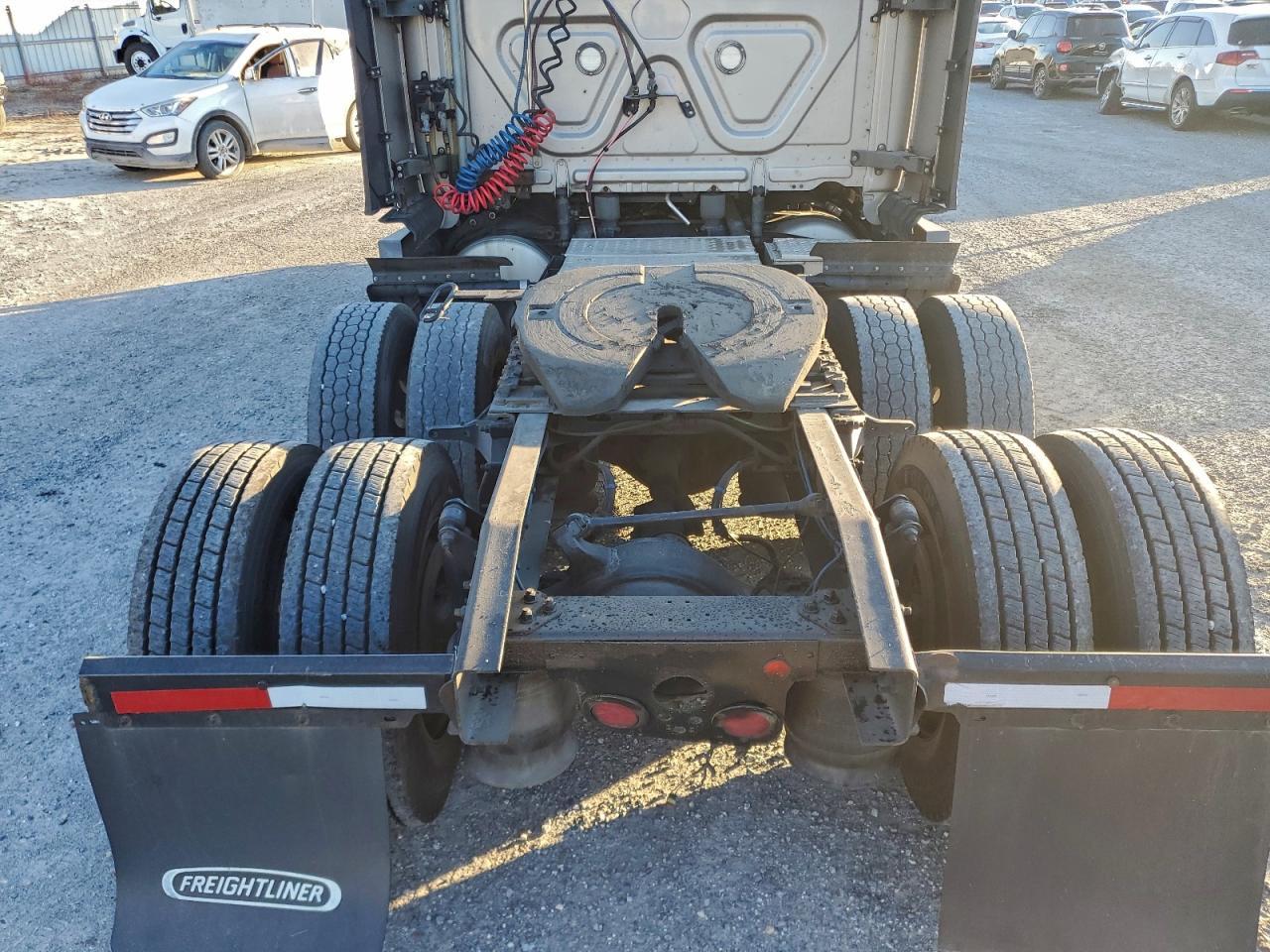 2019 Freigliner 2019 Freightliner Cascadia 126 Semi Truck