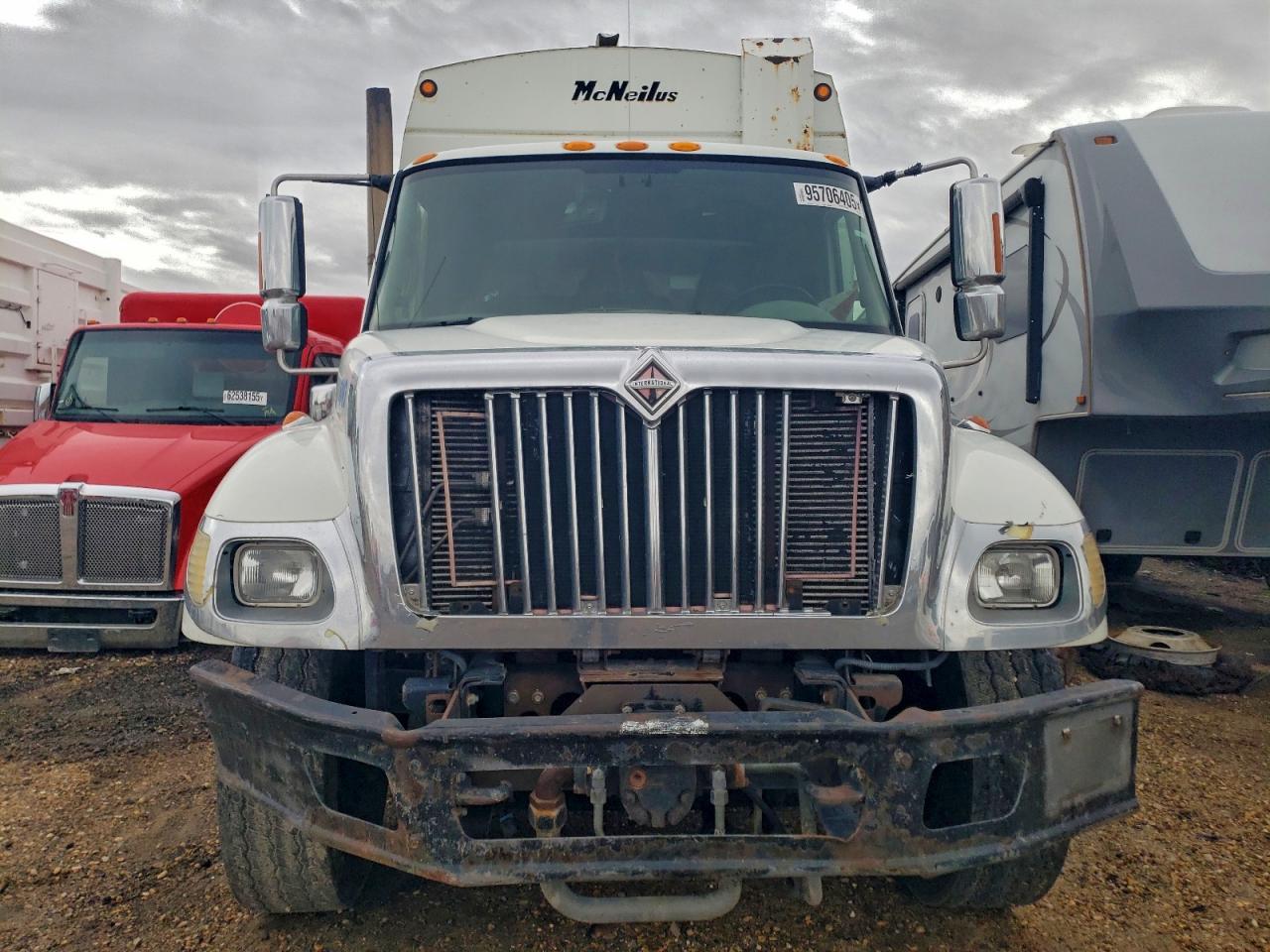2004 International 7400 Refuse Truck