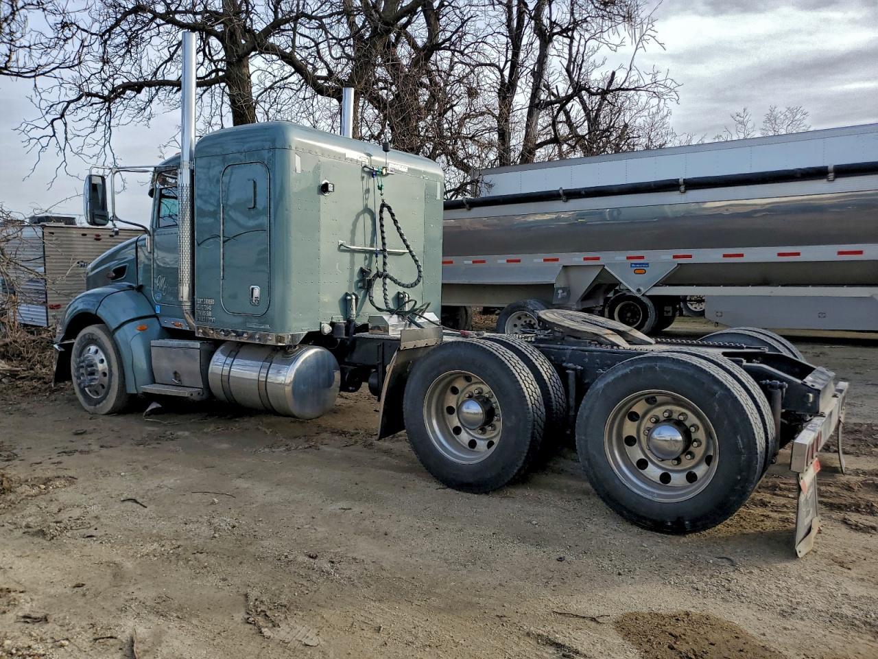 2010 Peterbilt 384 Semi Truck