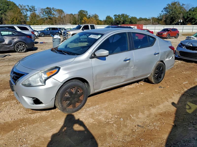 2016 Niss Versa s
