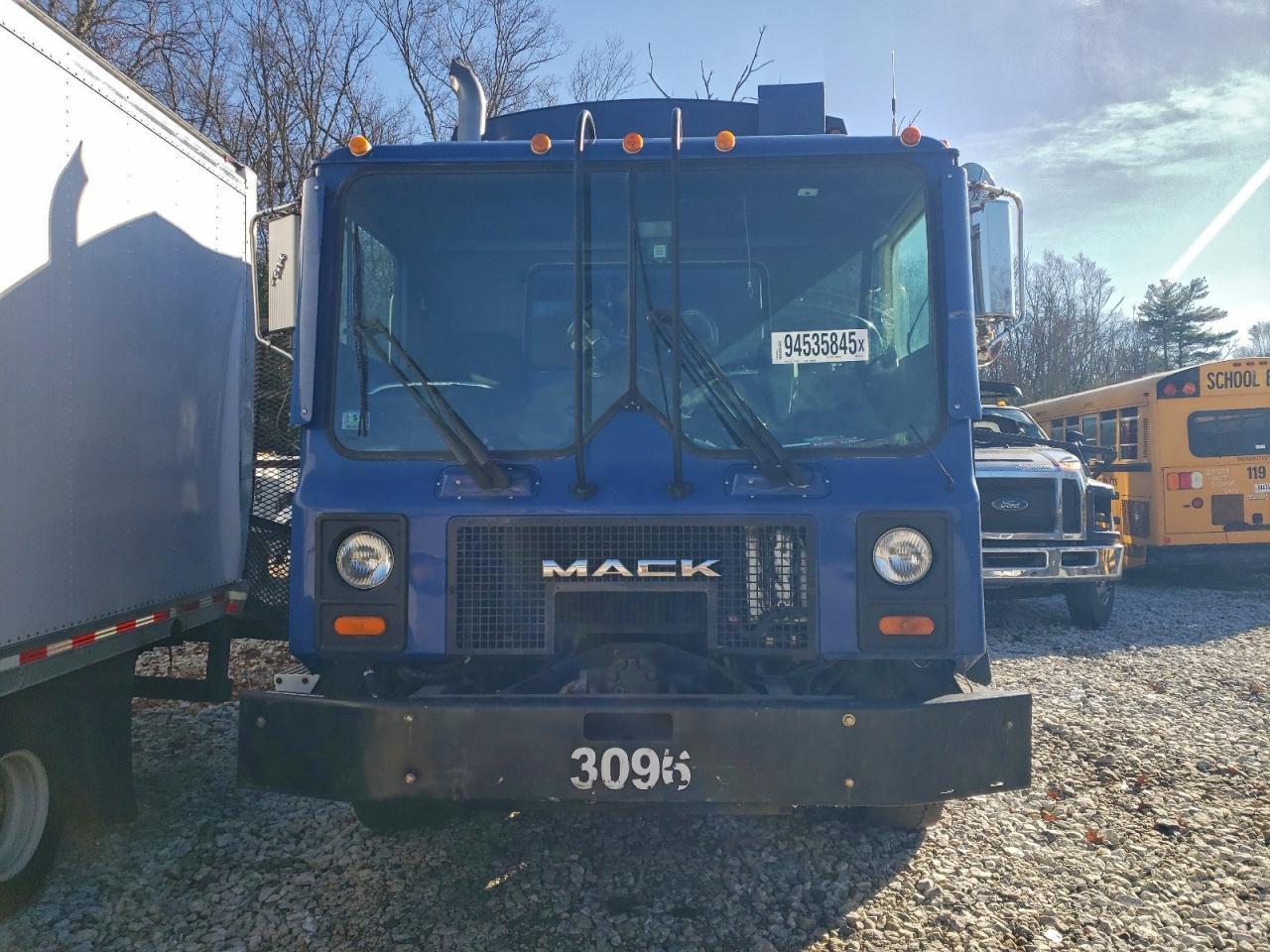 2005 Mack MR688S Refuse Truck
