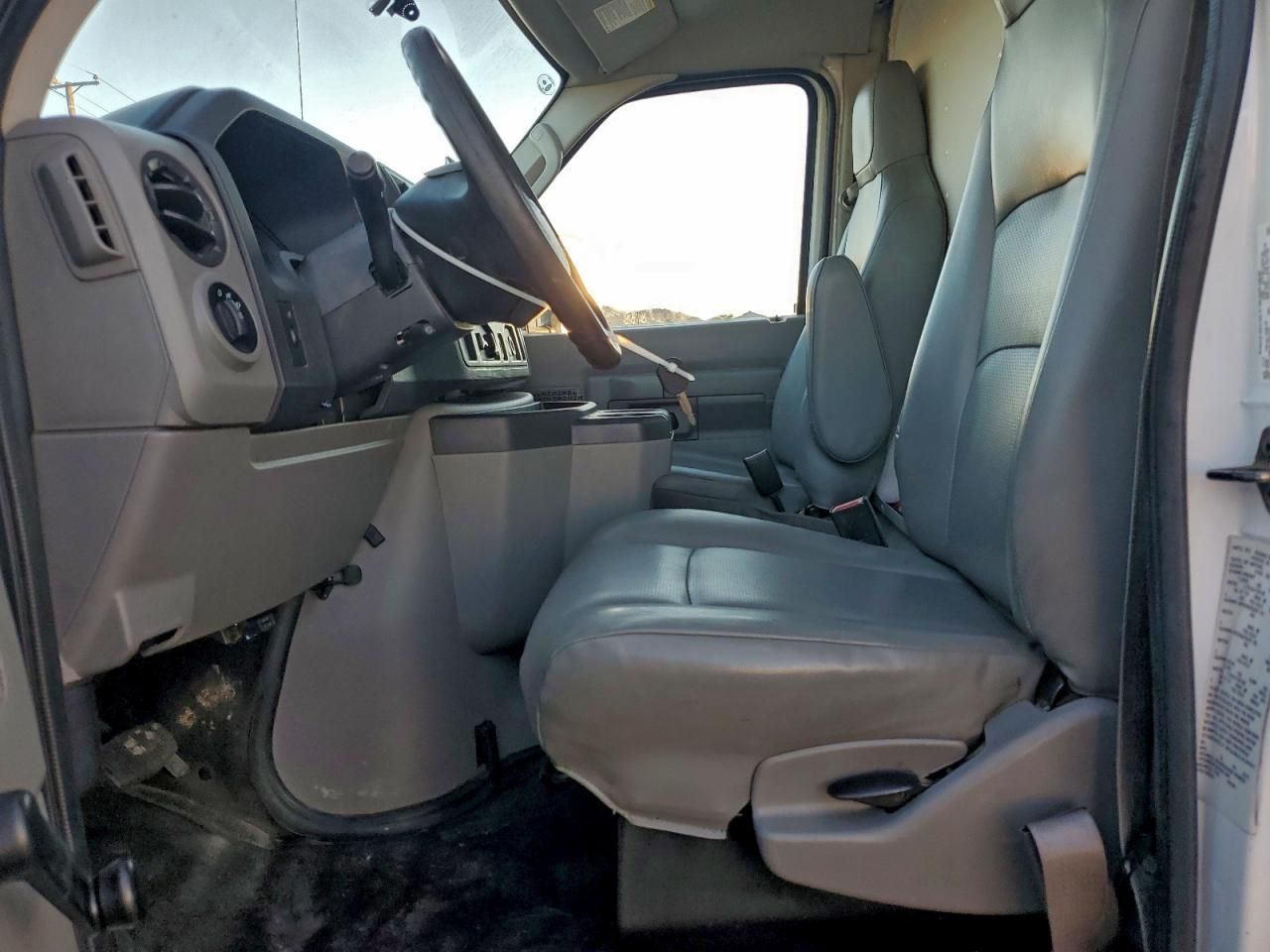 2015 Ford E350 BOX Truck