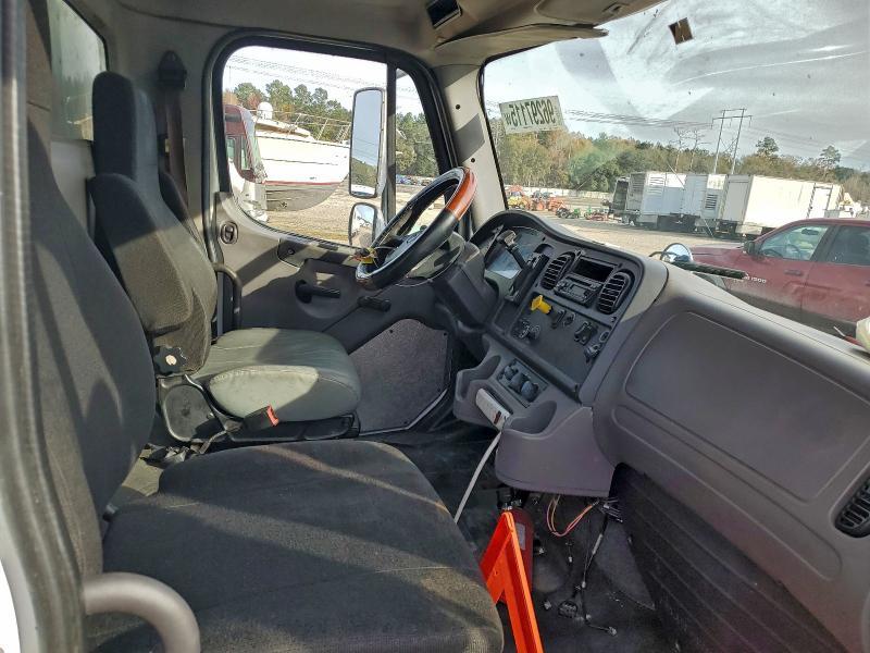 2015 Freightliner Business Class M2 BOX Truck