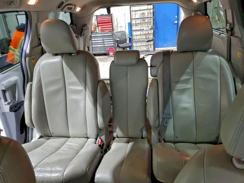 2013 Toyota Sienna le