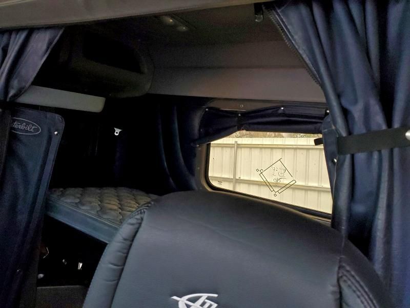 2011 Peterbilt 389 Semi Truck