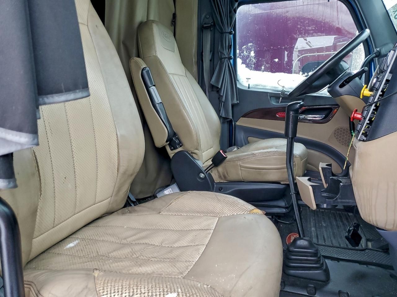 2016 Peterbilt 579 Semi Truck