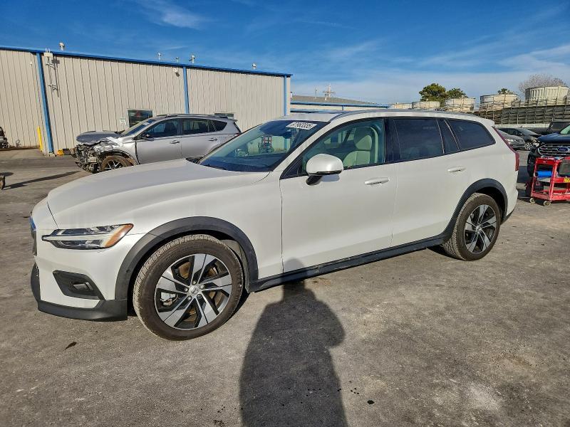2021 Volvo V60 Cross Country T5 Momentum