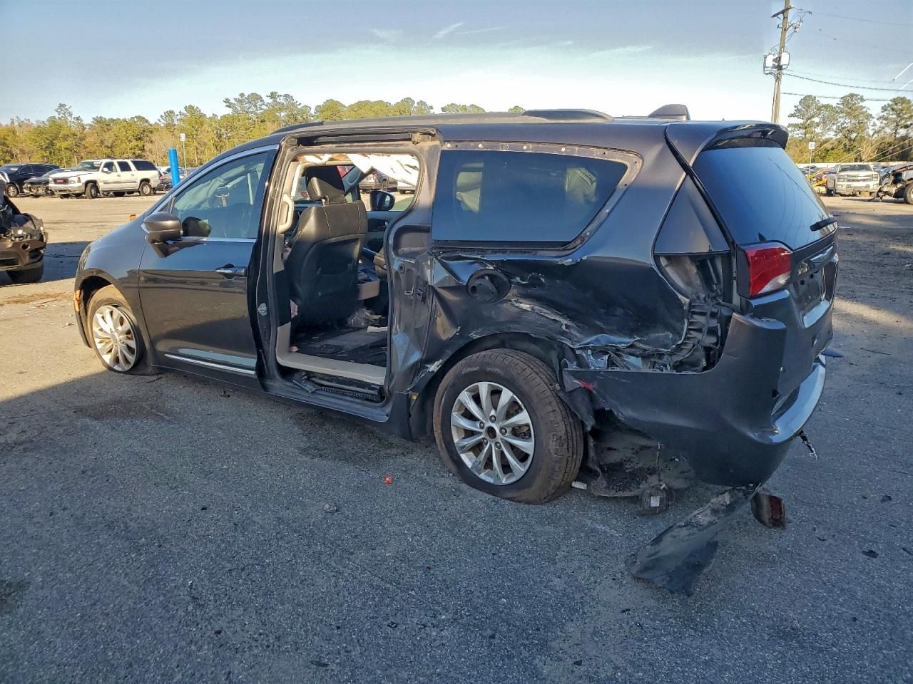 2017 Chrysler Pacifica Touring l