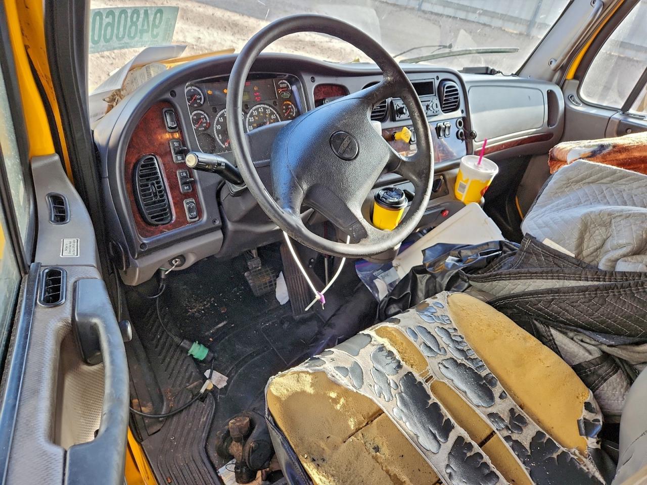 2015 Freightliner Business Class M2 BOX Truck