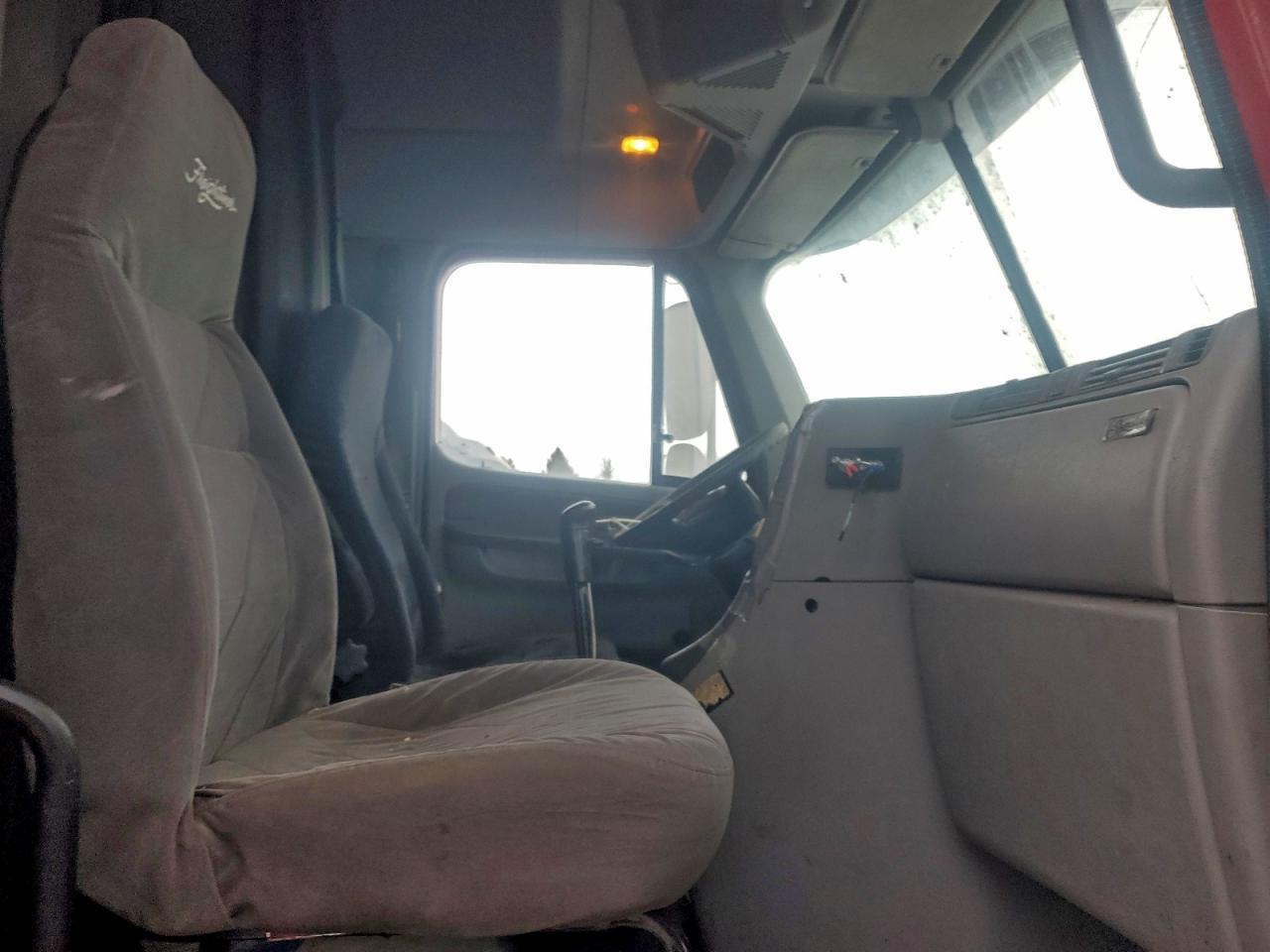 2007 Freigliner 2007 Freightliner Columbia 120 Semi Truck
