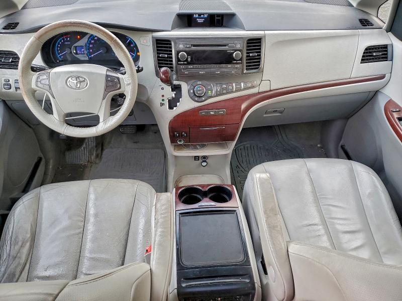 2012 Toyota Sienna se 8-passenger