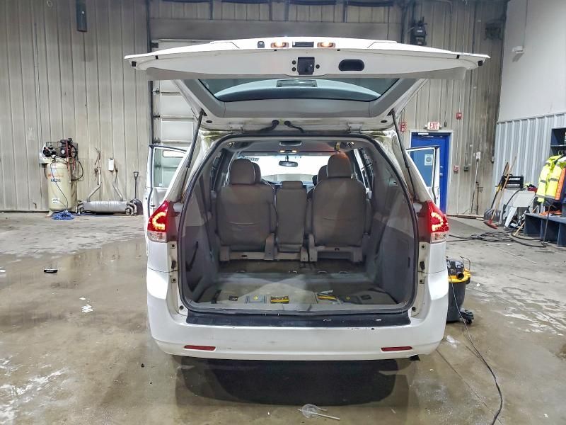 2013 Toyota Sienna le