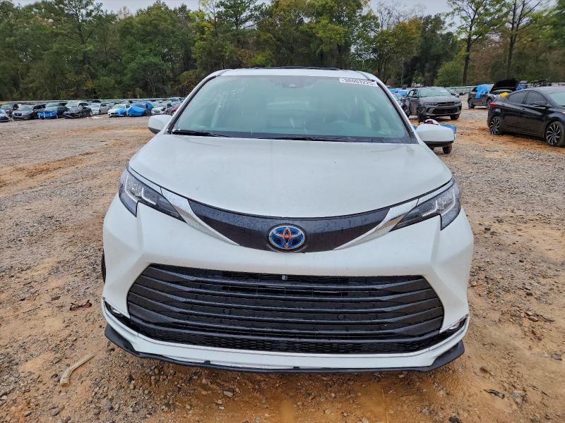 2022 Toyota Sienna xle