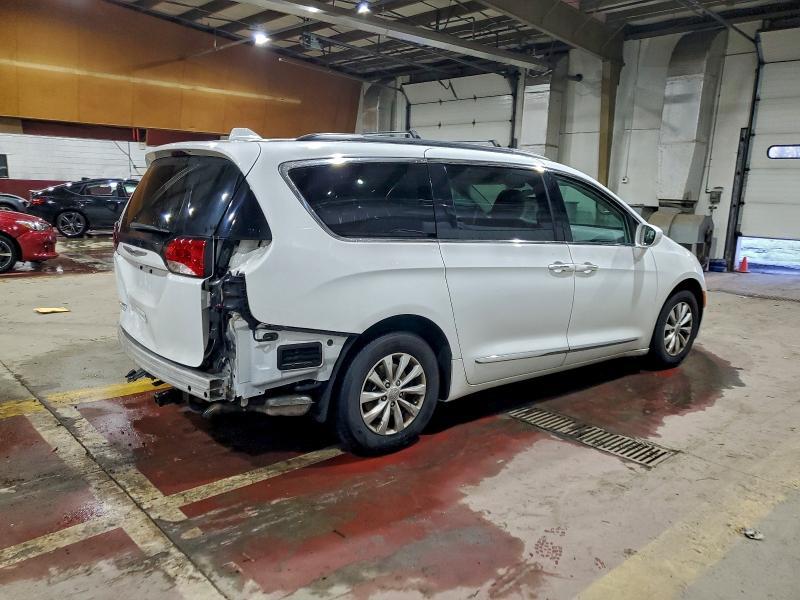 2017 Chrysler Pacifica Touring l