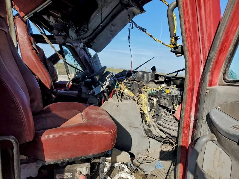 2004 Freightliner Columbia 120 Semi Truck