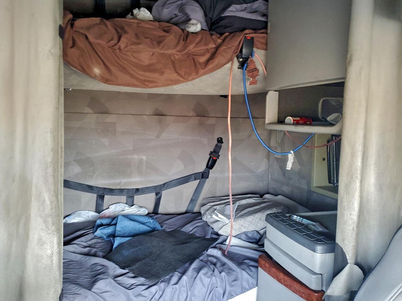 2006 Volvo VNL Semi Truck