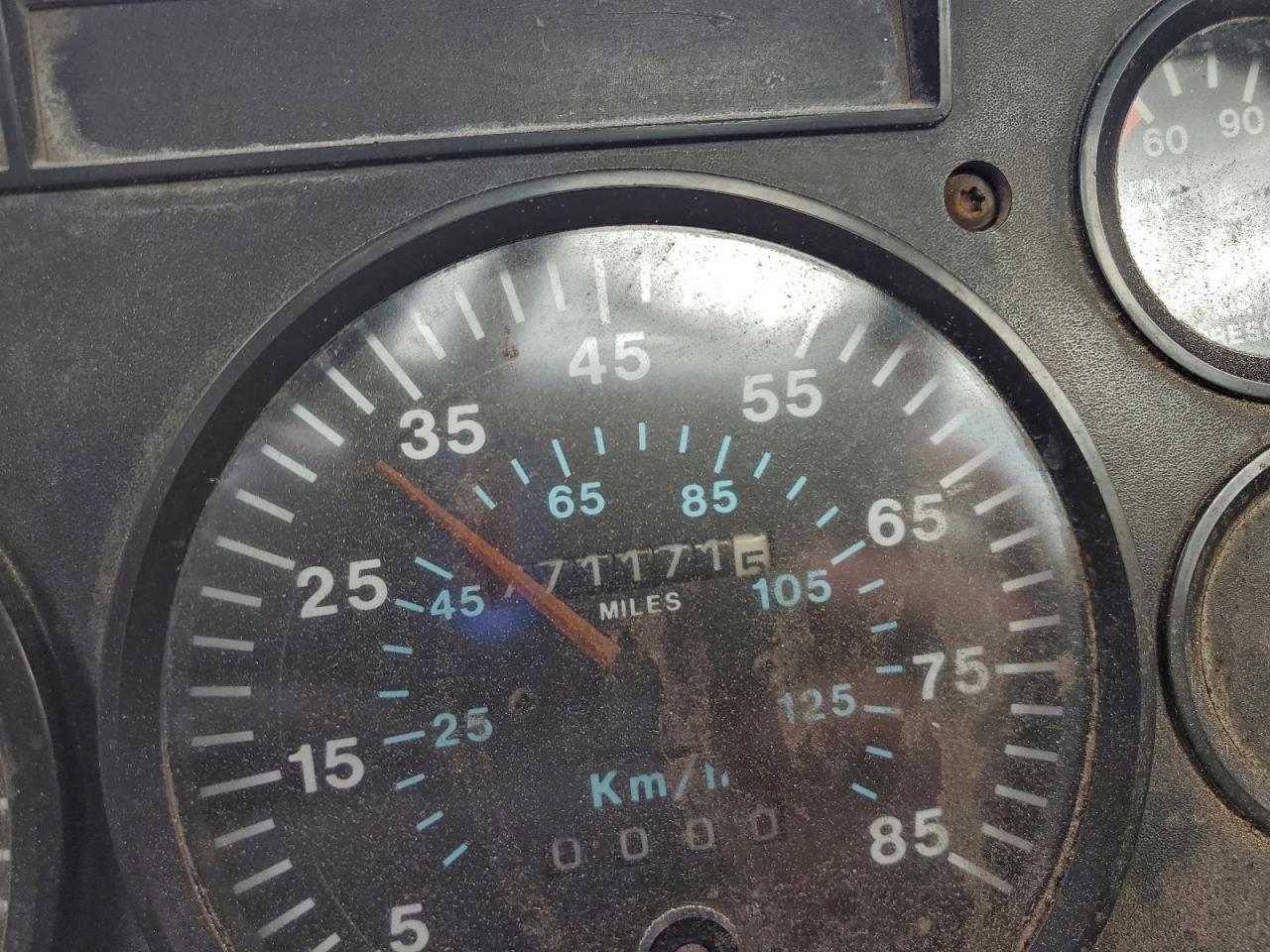 1999 Mack CH613 Semi Truck