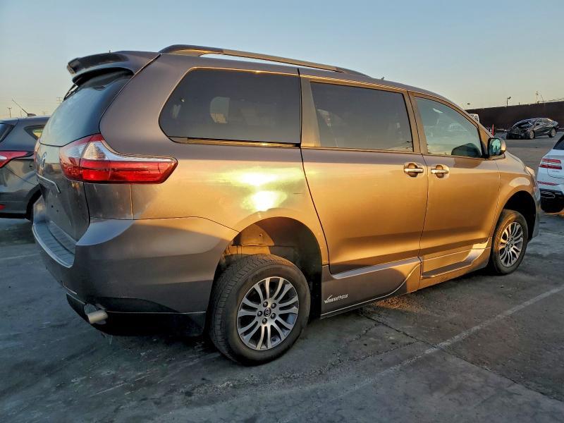 2019 Toyota Sienna xle