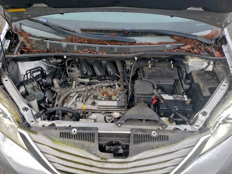 2011 Toyota Sienna xle 8-passenger