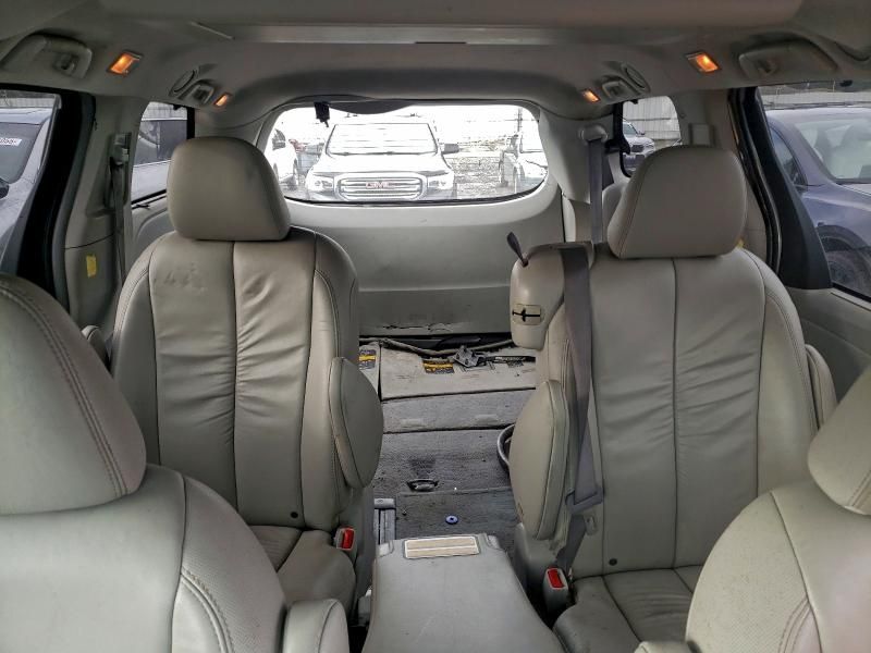 2011 Toyota Sienna xle 8-passenger