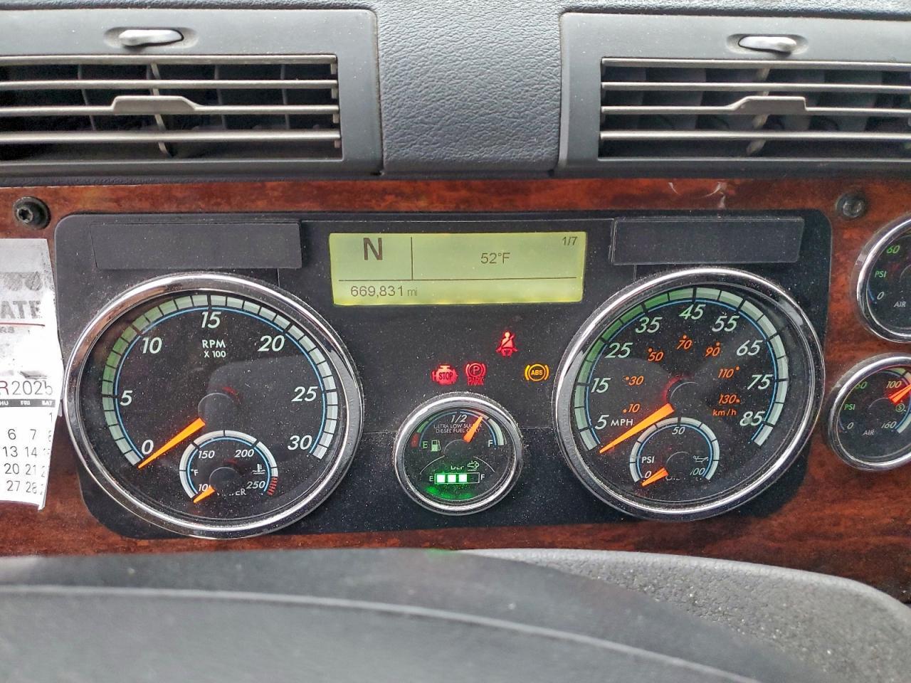 2017 Freigliner 2017 Freightliner Cascadia 125 Semi Truck