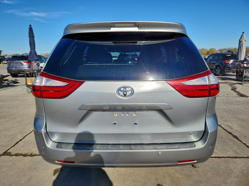 2016 Toyota Sienna xle 8-passenger