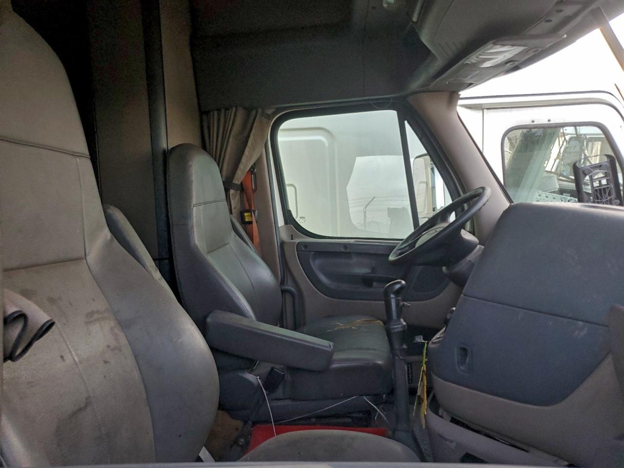 2013 Freightliner Cascadia 1