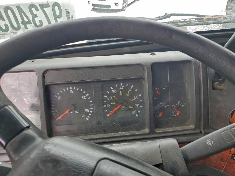 2001 Volvo VNL Semi Truck