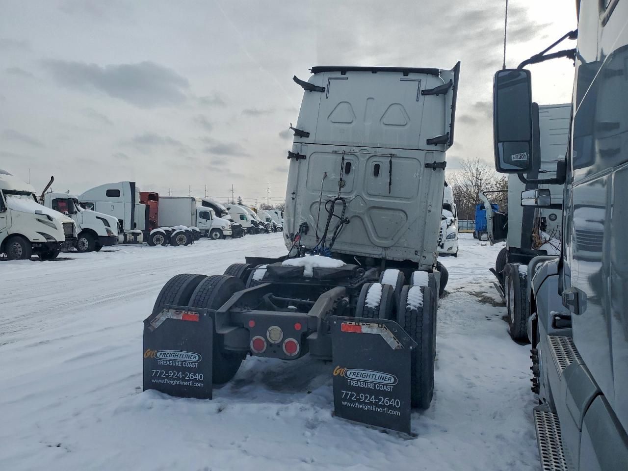 2020 Freightliner Cascadia 126 Semi Truck