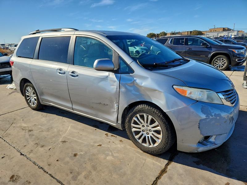 2016 Toyota Sienna xle 8-passenger