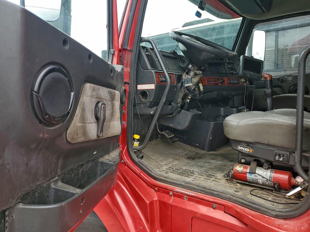 2001 Volvo VNL Semi Truck