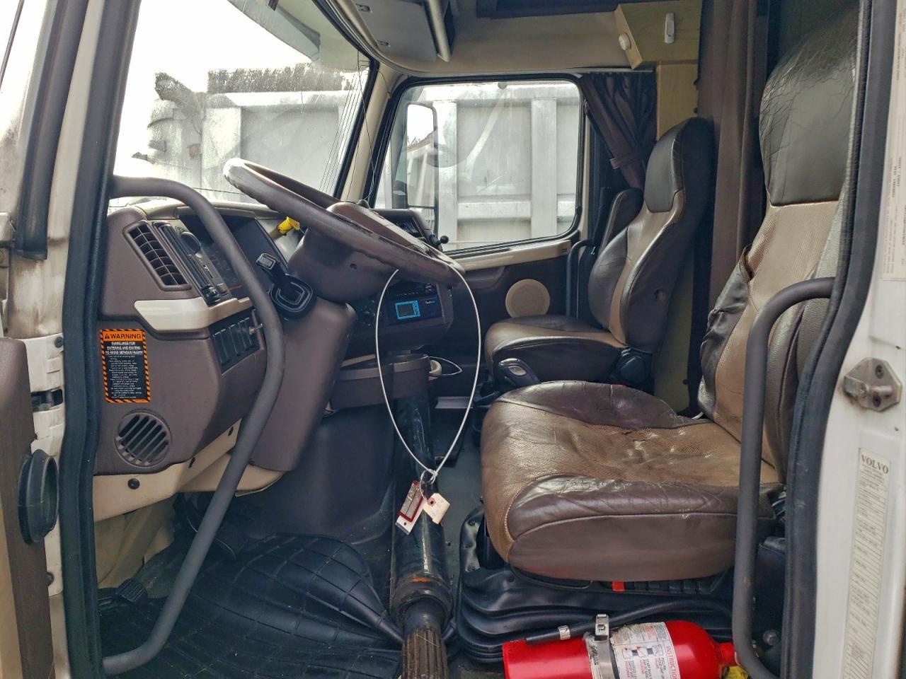 2017 Volvo VNL BOX Truck