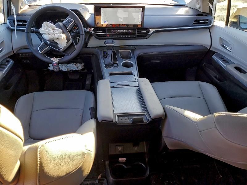 2025 Toyota Sienna xle