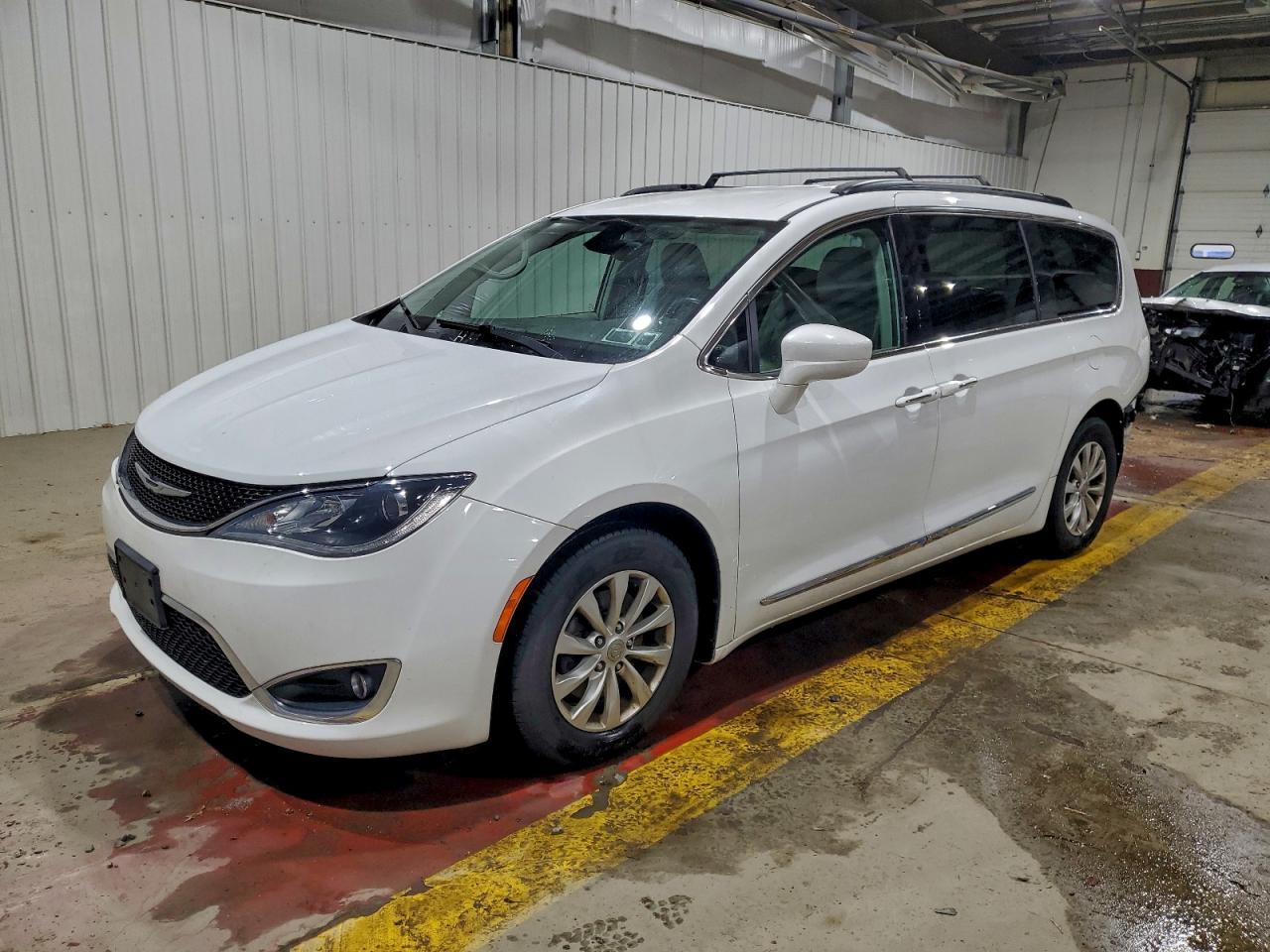 2017 Chrysler Pacifica Touring l