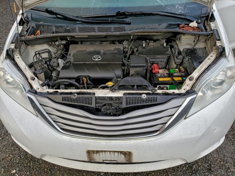 2012 Toyota Sienna se 8-passenger