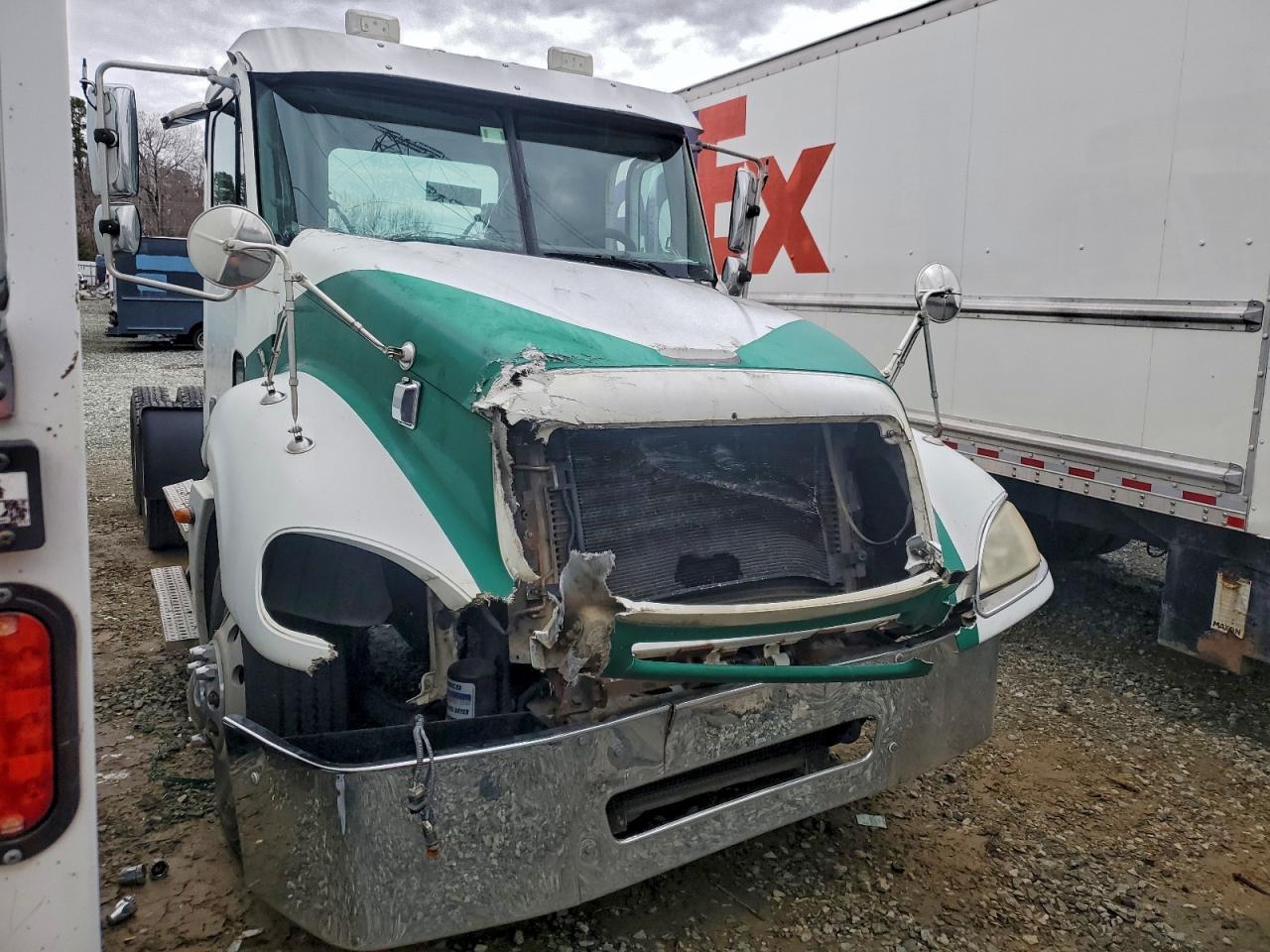 2005 Freigliner 2005 Freightliner Columbia 120 Semi Truck