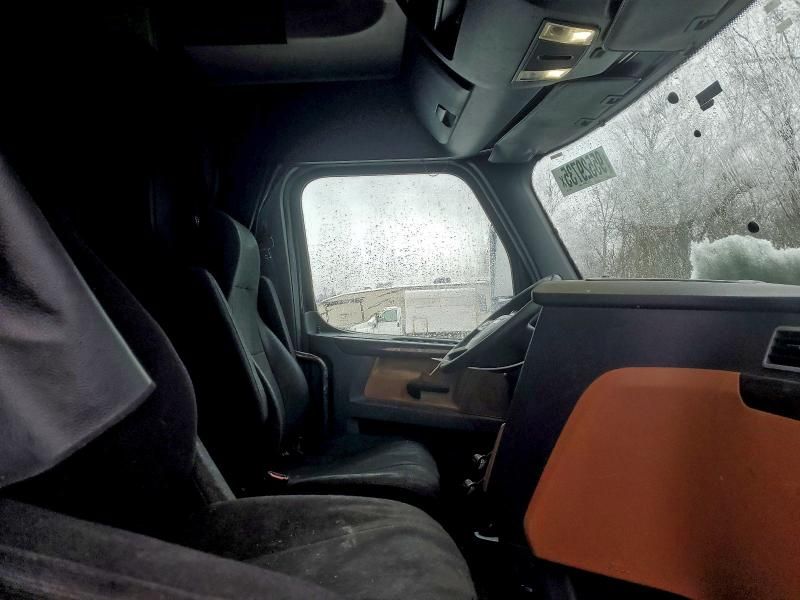 2018 Freightliner Cascadia 126 Semi Truck