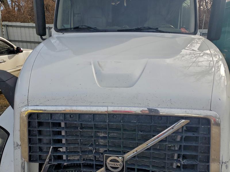 2006 Volvo VNL Semi Truck