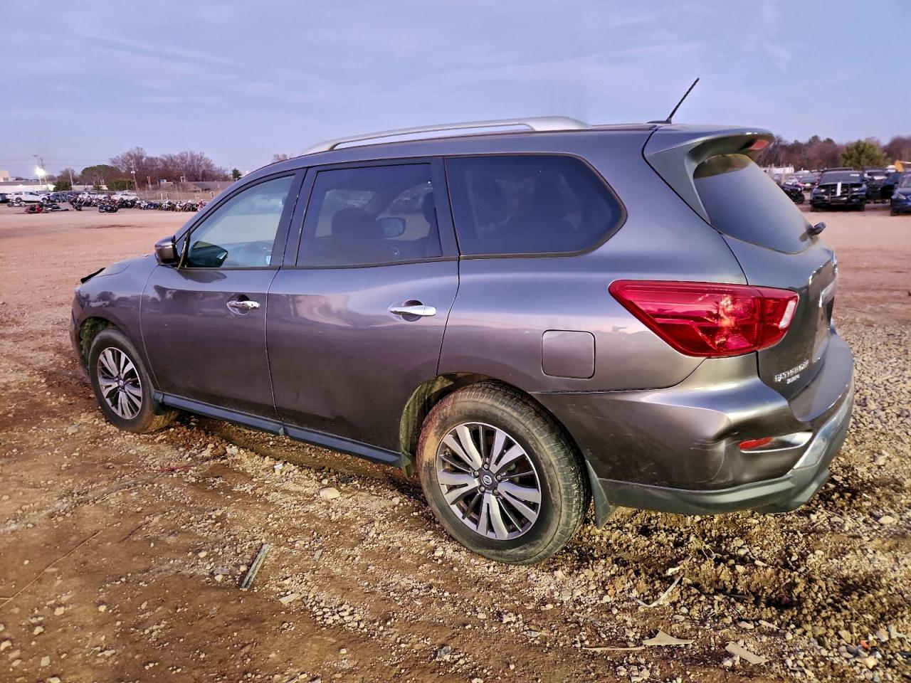 2017 Nissan Pathfinder s