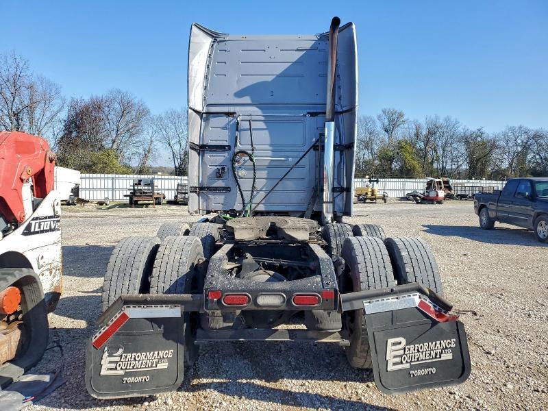 2014 Volv O VNL Semi Truck