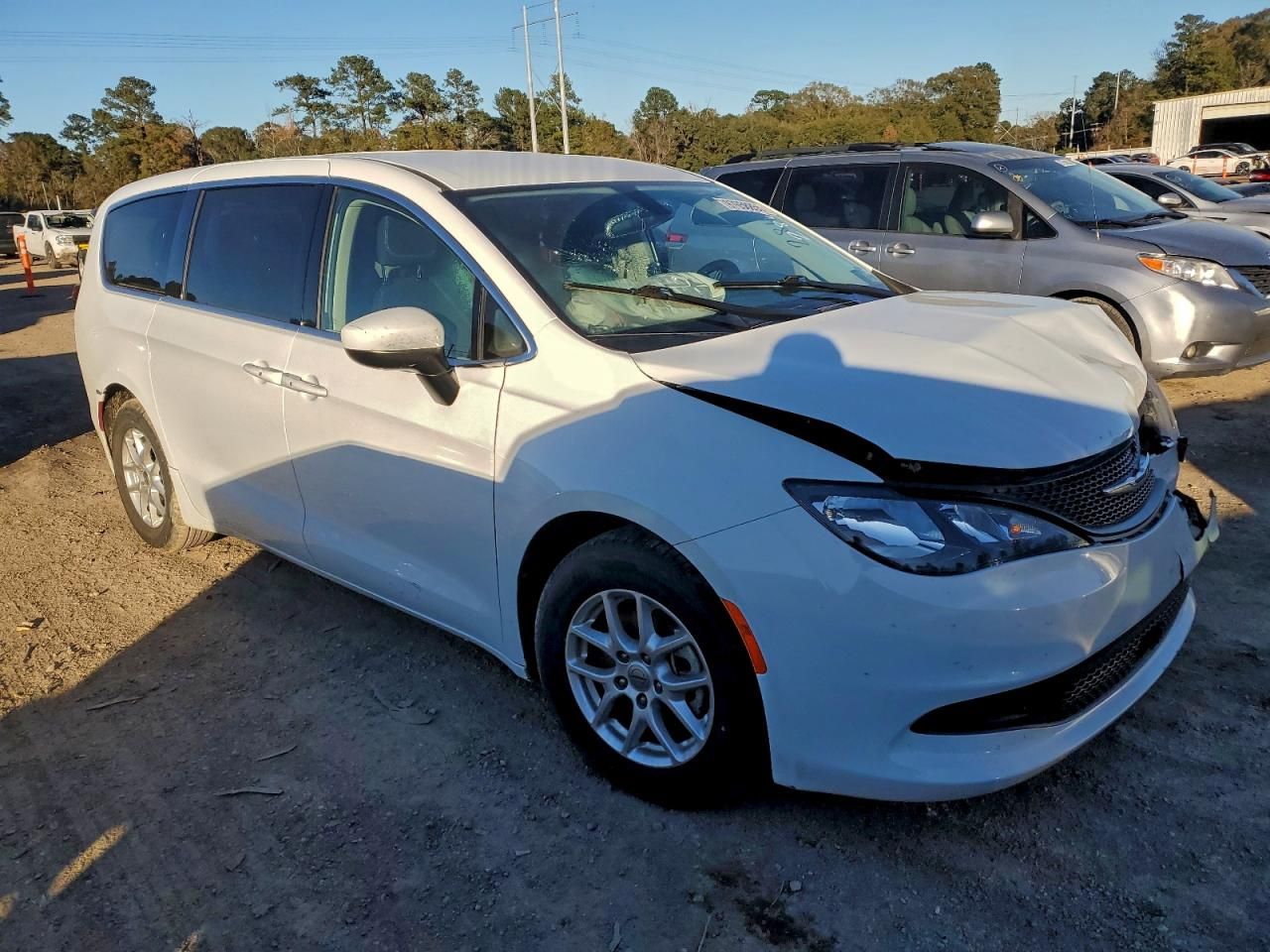 2022 Chrysler Voyager lx