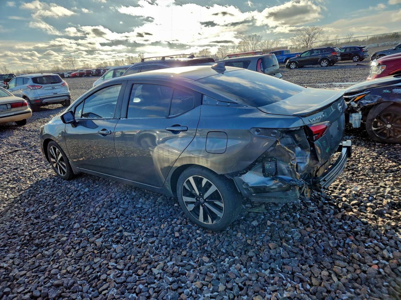 2022 Nissan Versa sr