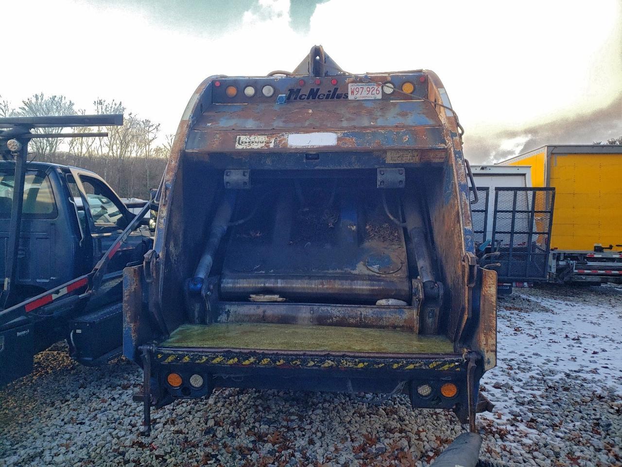2005 Mack MR688S Refuse Truck