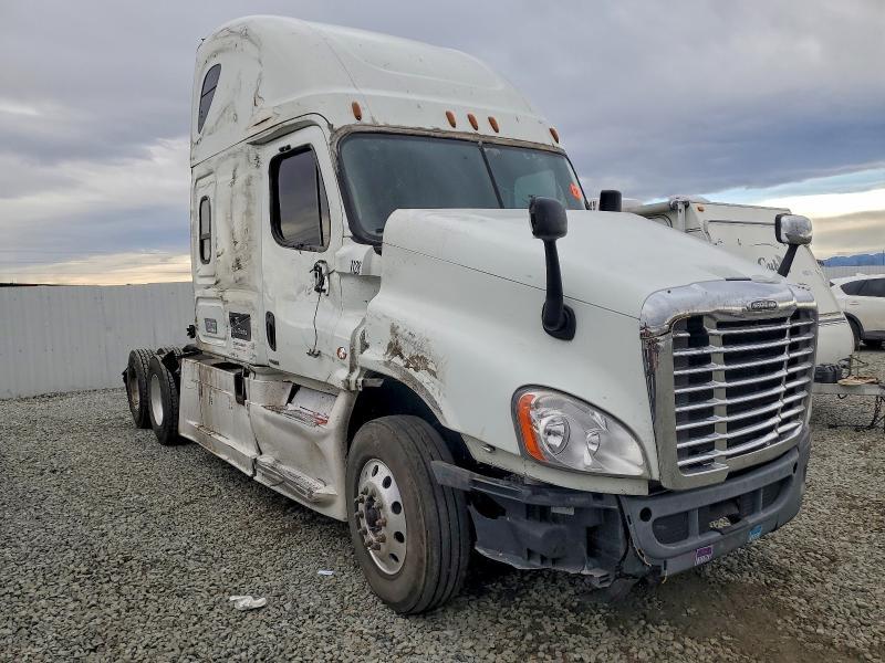 2017 Freigliner 2017 Freightliner Cascadia 125 Semi Truck