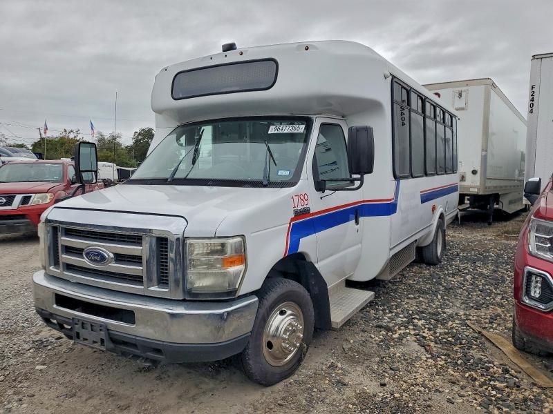2018 Ford Econoline E450 Super Duty Cutaway Van