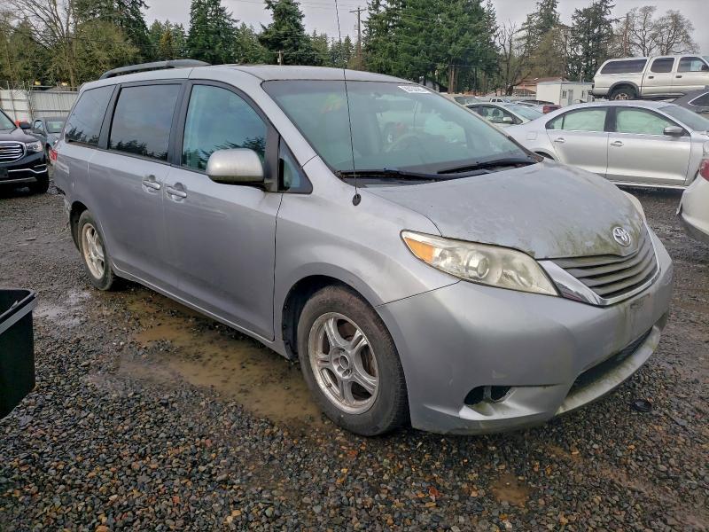 2011 Toyota Sienna xle 8-passenger