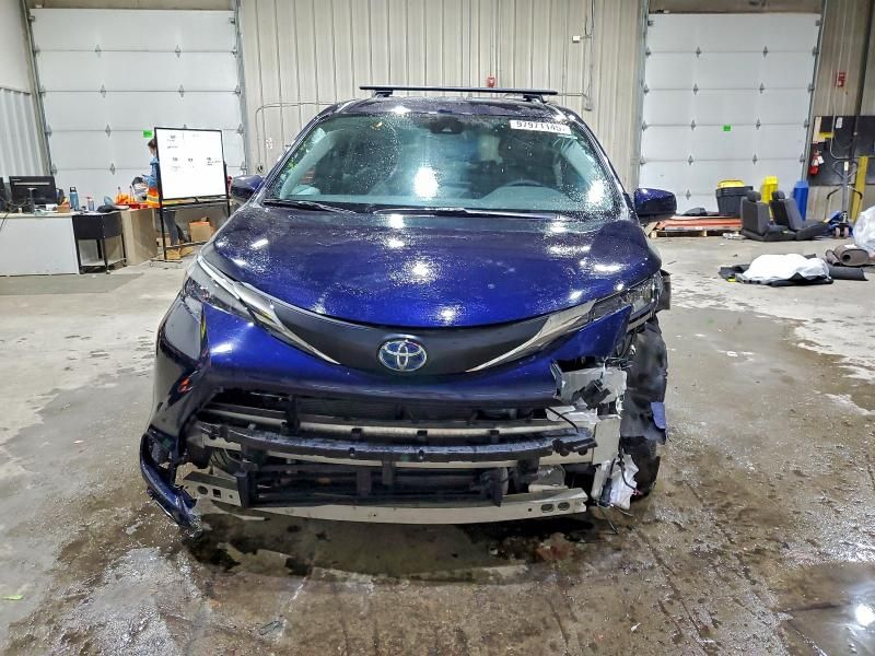 2025 Toyota Sienna le