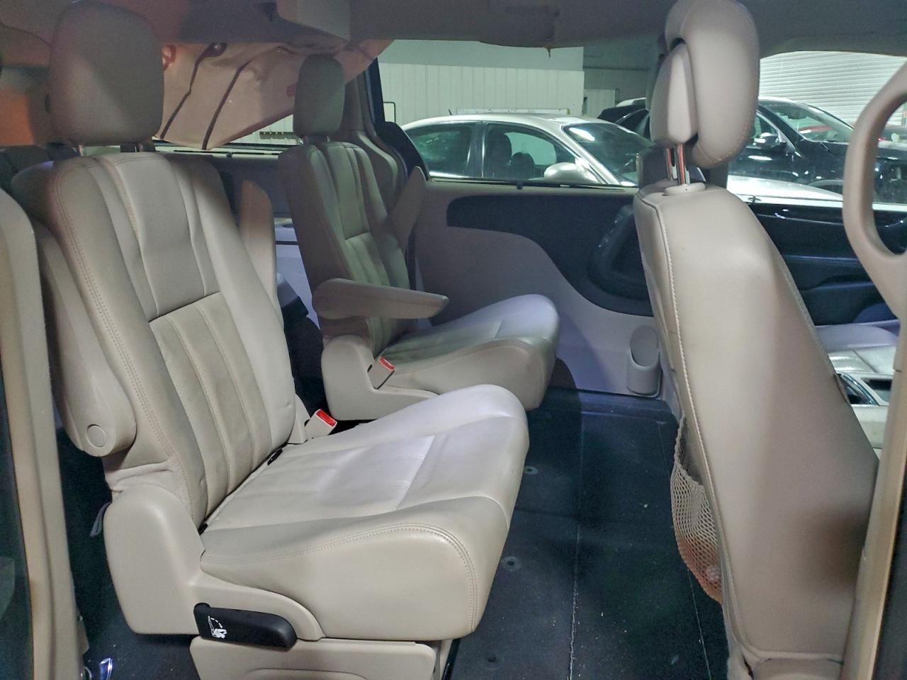 2013 Chrysler Town & Country Touring l