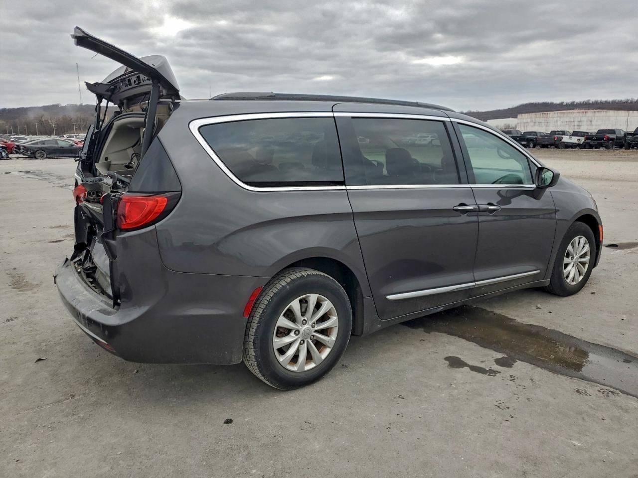 2017 Chrysler Pacifica Touring l