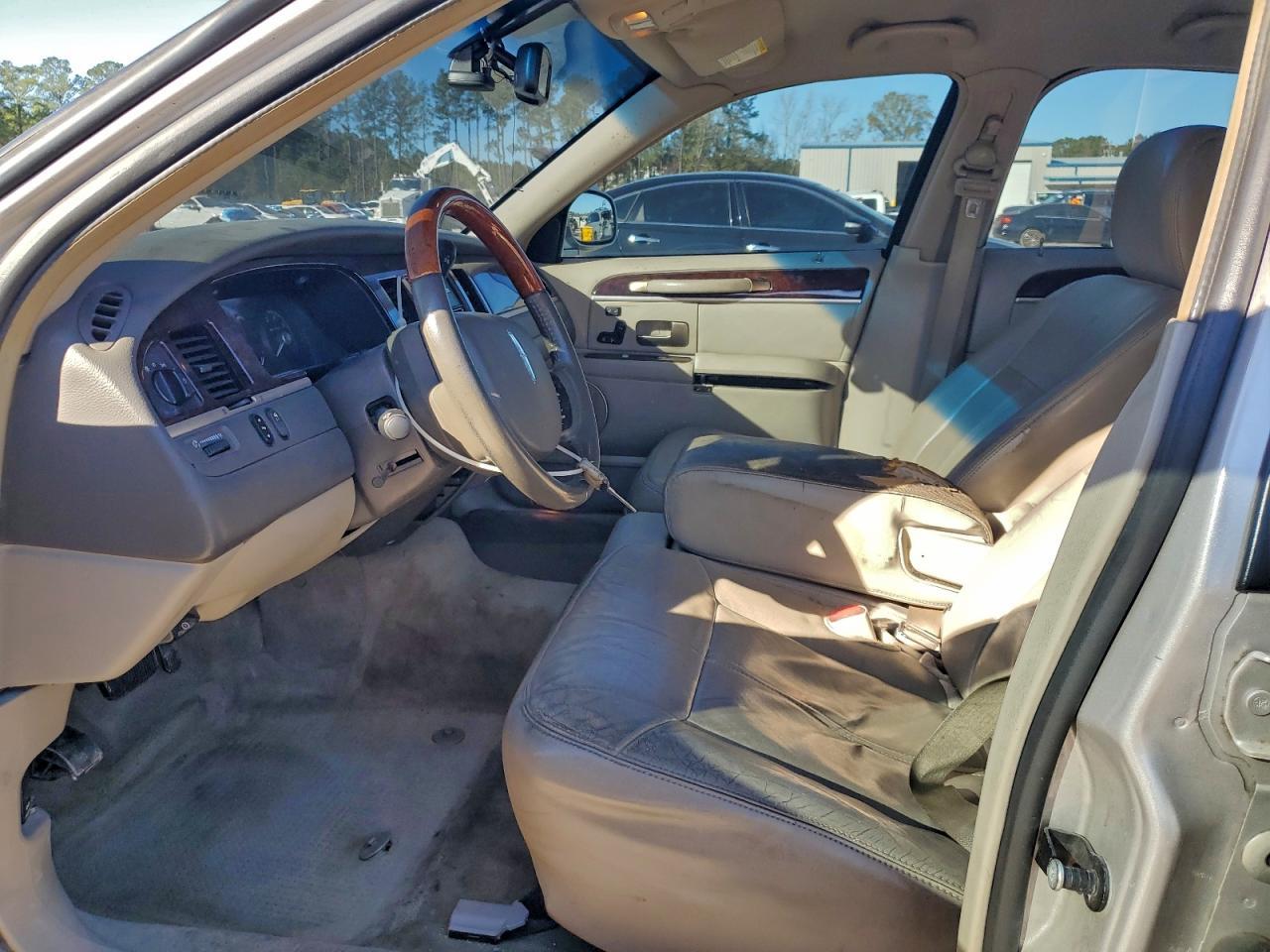 2011 Lincoln Town car Signature Limited